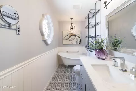 Bath - 6526 N 13th Dr, Phoenix, AZ 85013 photo 3 of 5
