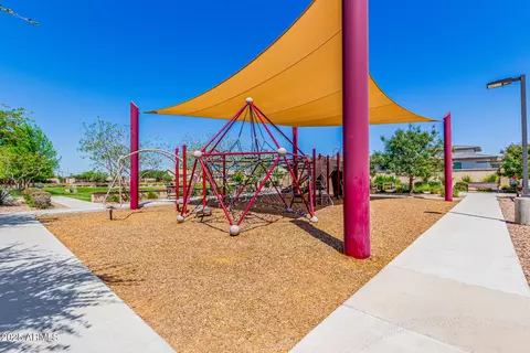 View/Area - 2072 E Blackhawk Ct, Gilbert, AZ 85298 photo 2 of 9