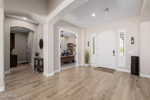 Entry Way - 2072 E Blackhawk Ct, Gilbert, AZ 85298 photo 2 of 8