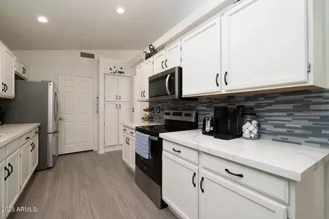 Kitchen - 4529 E Thistle Landing Dr, Phoenix, AZ 85044 photo 1 of 3