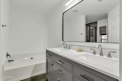 Bath - 2021 E Caldwell St, Phoenix, AZ 85042 photo 2 of 4