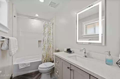 Bath - 2885 E North Ln, Phoenix, AZ 85028 photo 4 of 7