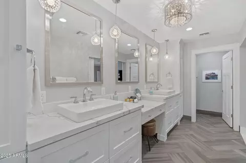 Bath - 2885 E North Ln, Phoenix, AZ 85028 photo 2 of 7