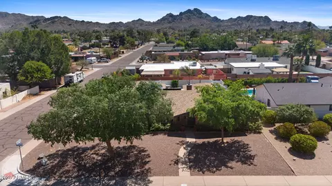 View/Area - 2885 E North Ln, Phoenix, AZ 85028 photo 3 of 9