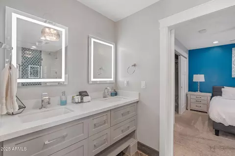Bath - 2885 E North Ln, Phoenix, AZ 85028 photo 6 of 7