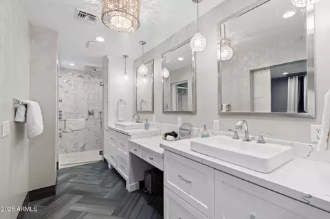 Bath - 2885 E North Ln, Phoenix, AZ 85028 photo 1 of 7