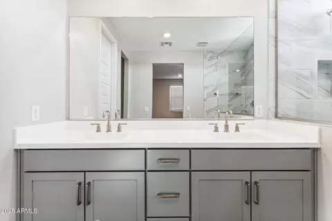 Bath - 5828 E Covey Ln, Phoenix, AZ 85054 photo 2 of 5