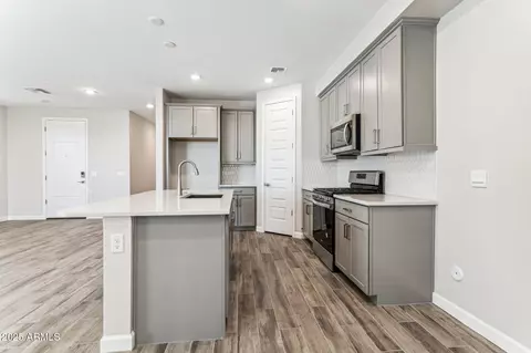 Kitchen - 5828 E Covey Ln, Phoenix, AZ 85054 photo 1 of 1