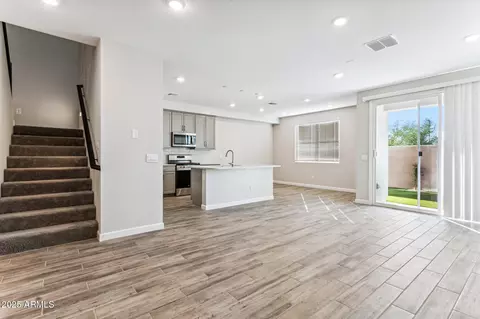 Living - 5828 E Covey Ln, Phoenix, AZ 85054 photo 1 of 3