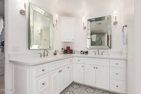 Bath - 8031 N 12th Ave, Phoenix, AZ 85021 photo 3 of 7