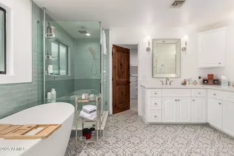 Bath - 8031 N 12th Ave, Phoenix, AZ 85021 photo 1 of 7