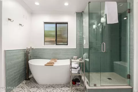 Bath - 8031 N 12th Ave, Phoenix, AZ 85021 photo 2 of 7