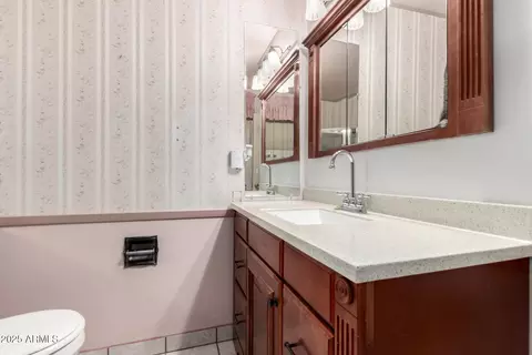Bath - 6720 N 42nd Dr, Phoenix, AZ 85019 photo 1 of 3