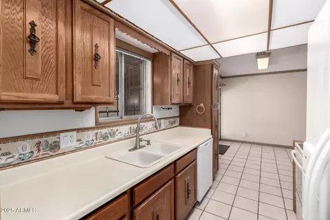 Kitchen - 6720 N 42nd Dr, Phoenix, AZ 85019 photo 2 of 3