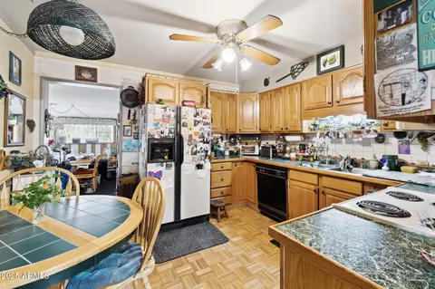 Kitchen - 911 E Alice Ave, Phoenix, AZ 85020 photo 2 of 4