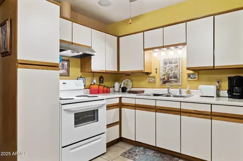Kitchen - 911 E Alice Ave, Phoenix, AZ 85020 photo 4 of 4