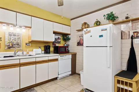 Kitchen - 911 E Alice Ave, Phoenix, AZ 85020 photo 3 of 4