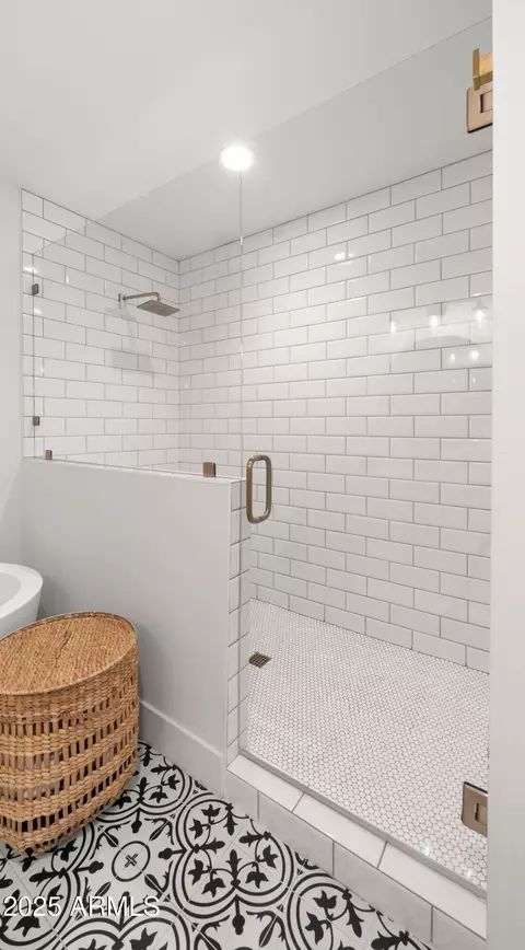 Bath - 4223 E Clarendon Ave, Phoenix, AZ 85018 photo 2 of 6