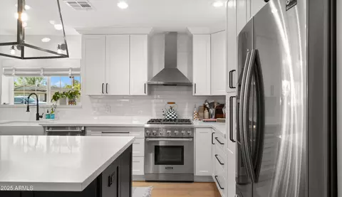 Kitchen - 4223 E Clarendon Ave, Phoenix, AZ 85018 photo 3 of 4