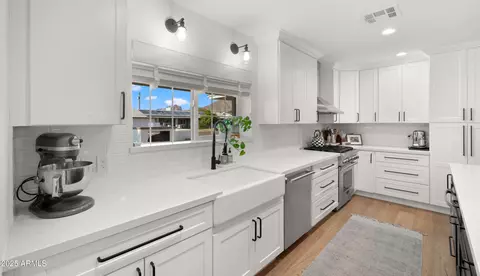 Kitchen - 4223 E Clarendon Ave, Phoenix, AZ 85018 photo 2 of 4