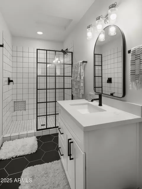 Bath - 4223 E Clarendon Ave, Phoenix, AZ 85018 photo 4 of 6