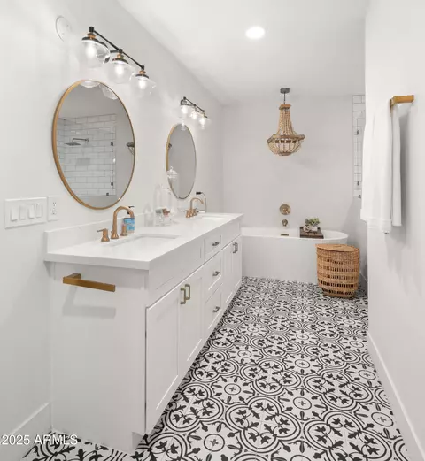 Bath - 4223 E Clarendon Ave, Phoenix, AZ 85018 photo 1 of 6