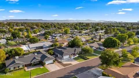 View/Area - 4223 E Clarendon Ave, Phoenix, AZ 85018 photo 2 of 4
