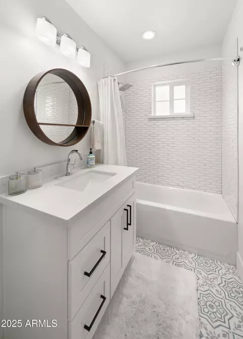 Bath - 4223 E Clarendon Ave, Phoenix, AZ 85018 photo 5 of 6