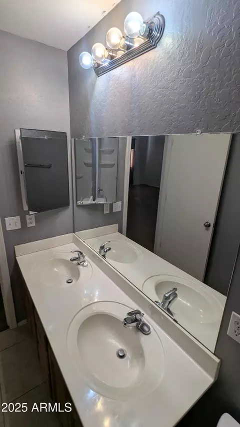 Bath - 139 E Taylor Ave, Coolidge, AZ 85128 photo 4 of 10