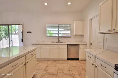 Kitchen - 4119 E Tether Trl, Phoenix, AZ 85050 photo 4 of 4