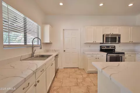 Kitchen - 4119 E Tether Trl, Phoenix, AZ 85050 photo 2 of 4