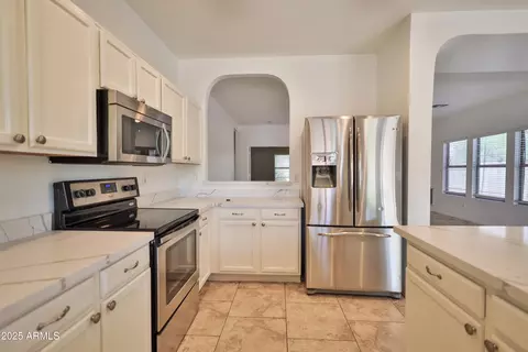 Kitchen - 4119 E Tether Trl, Phoenix, AZ 85050 photo 3 of 4