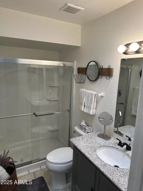 Bath - 1105 E Beryl Ave, Phoenix, AZ 85020 photo 1 of 4
