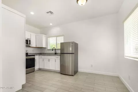 Kitchen - 839 E Roeser Rd, Phoenix, AZ 85040 photo 6 of 8