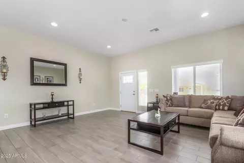 Living - 839 E Roeser Rd, Phoenix, AZ 85040 photo 1 of 8