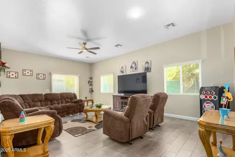 Living - 839 E Roeser Rd, Phoenix, AZ 85040 photo 3 of 8