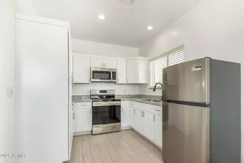 Kitchen - 839 E Roeser Rd, Phoenix, AZ 85040 photo 7 of 8