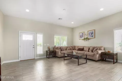 Living - 839 E Roeser Rd, Phoenix, AZ 85040 photo 2 of 8