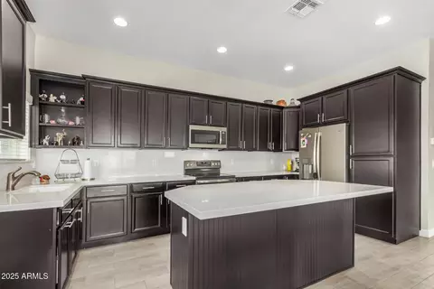 Kitchen - 839 E Roeser Rd, Phoenix, AZ 85040 photo 3 of 8