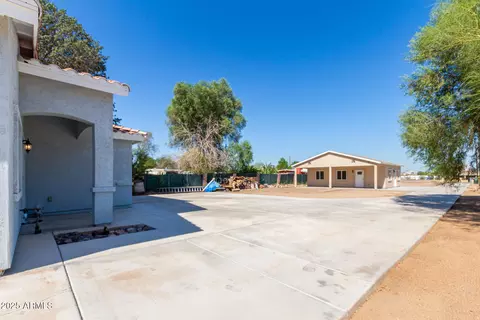 Exterior - 839 E Roeser Rd, Phoenix, AZ 85040 photo 8 of 11
