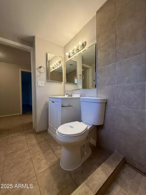 Bath - 1840 E Clarendon Ave, Phoenix, AZ 85016 photo 2 of 6