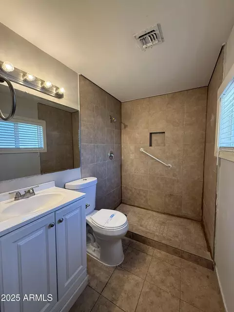 Bath - 1840 E Clarendon Ave, Phoenix, AZ 85016 photo 1 of 6