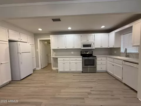 Kitchen - 1840 E Clarendon Ave, Phoenix, AZ 85016 photo 1 of 5