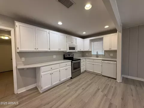 Kitchen - 1840 E Clarendon Ave, Phoenix, AZ 85016 photo 3 of 5