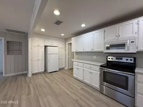 Kitchen - 1840 E Clarendon Ave, Phoenix, AZ 85016 photo 2 of 5