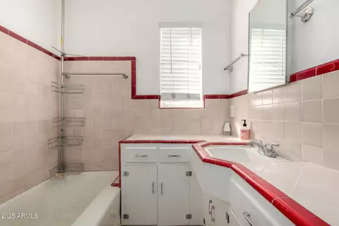 Bath - 1445 E Monte Vista Rd, Phoenix, AZ 85006 photo 3 of 3