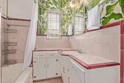 Bath - 1445 E Monte Vista Rd, Phoenix, AZ 85006 photo 1 of 3