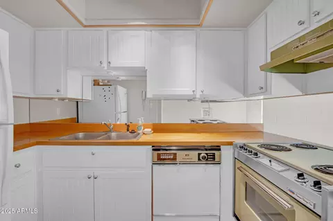 Kitchen - 3637 E Monterosa St #3, Phoenix, AZ 85018 photo 2 of 3
