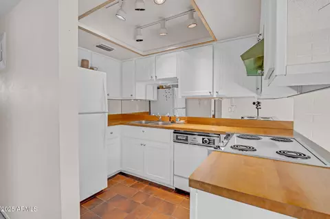 Kitchen - 3637 E Monterosa St #3, Phoenix, AZ 85018 photo 1 of 3