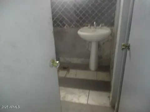 Bath - 4014 S 3rd Ave, Phoenix, AZ 85041 photo 3 of 3